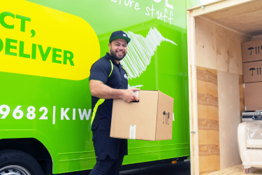 kiwi worker with boxes